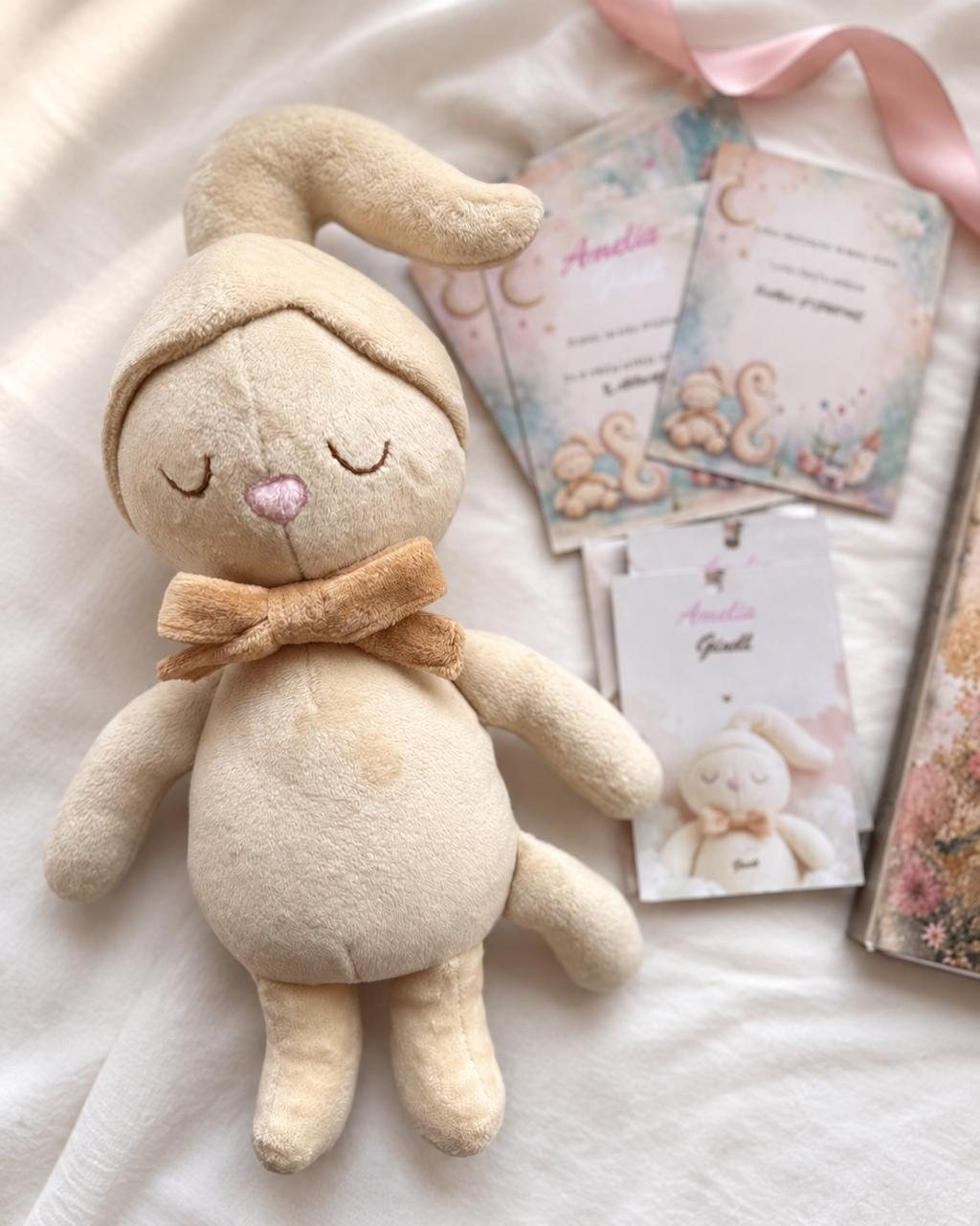Baby Futi, el conejo de peluche, junto a las tarjetas personalizadas.